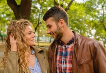 Flirtet sie mit mir? 15 eindeutige Anzeichen für ihr Interesse Beautiful couple