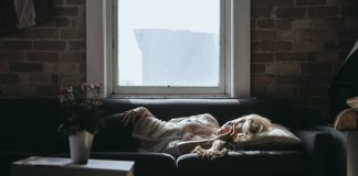 Beziehungspause: 10 Schritte zu Klarheit, Abschluss oder Neustart Woman lying on couch