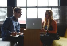 Steht mein Arbeitskollege auf mich? 15 klare Anzeichen Steht mein Kollege auf mich?