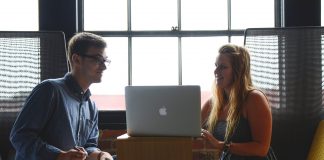 Steht mein Arbeitskollege auf mich? 15 klare Anzeichen Steht mein Kollege auf mich?