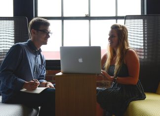 Steht mein Arbeitskollege auf mich? 15 klare Anzeichen Steht mein Kollege auf mich?