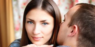 Was will er von mir? 20 klare Zeichen richtig verstehen Woman kiss on cheeks